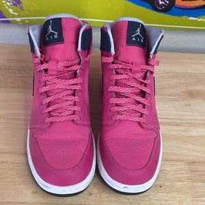 Nike Air Jordan youth size 7 or women’s size 8 pink/blk high tops Preowned!